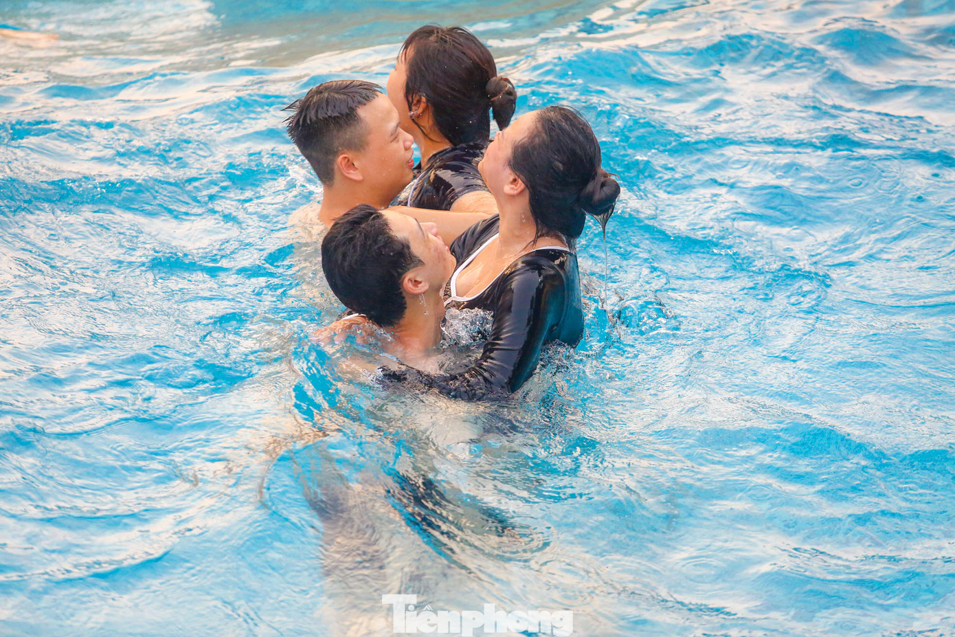 Khu vực bể tạo sóng mang đến cảm giác mạnh như ở biển.