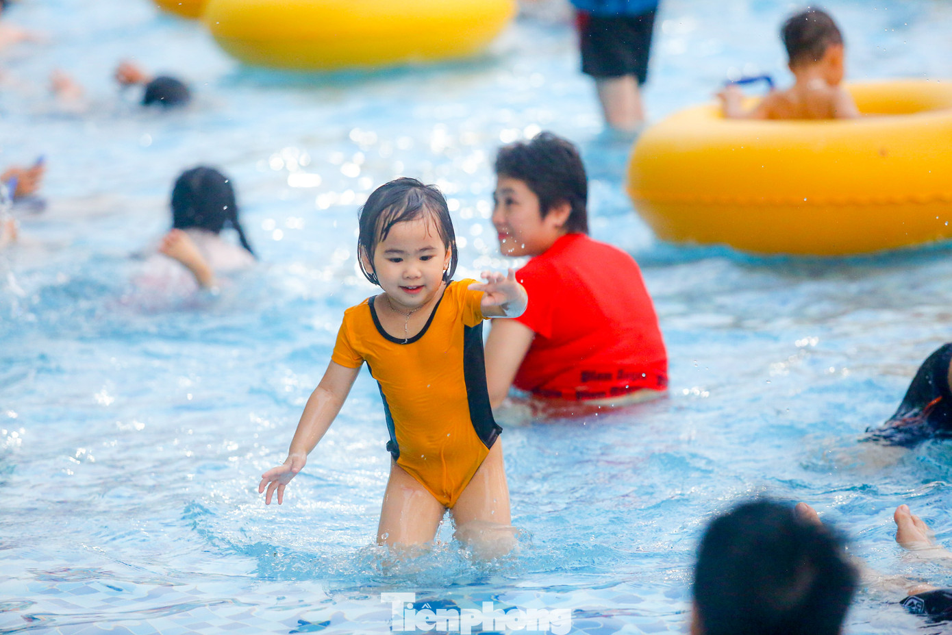 Nhiều trẻ em được phụ huynh đưa đến công viên nước giải nhiệt trong kỳ nghỉ lễ 30/4-1/5 khi nhiệt độ lên đến 39 độ C.