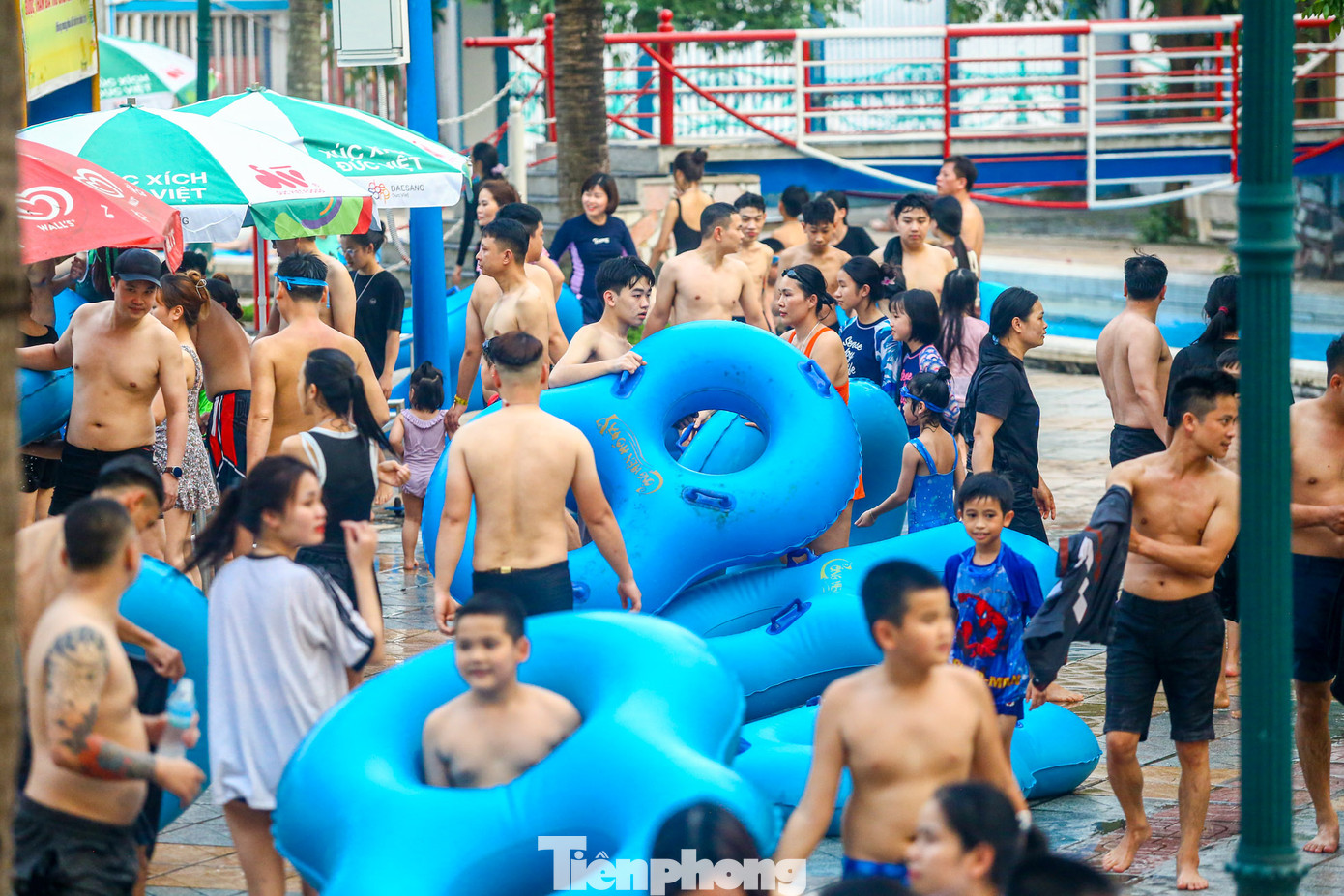 Người dân, du khách xếp hàng chờ chơi ống trượt nước. Phải mất 20 phút để đến lượt.