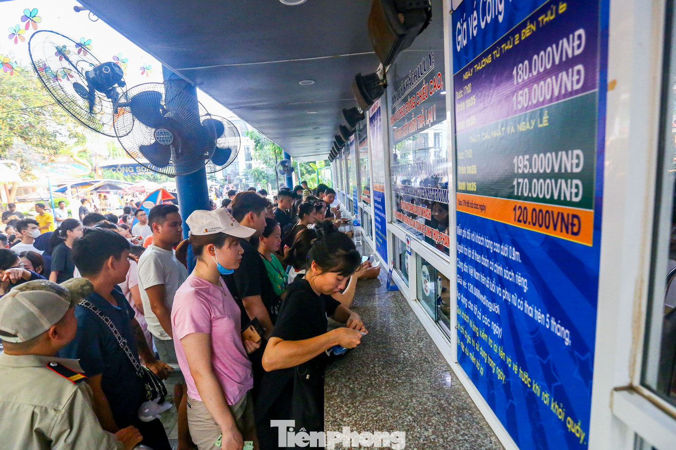 Theo dự báo thời tiết, nhiệt độ tại Hà Nội lên đến 39 độ C, nhiều người dân và du khách đã chọn Công viên nước Hồ Tây (quận Tây Hồ) để "giải nhiệt" trong những ngày nghỉ lễ của kỳ nghỉ lễ 30/4 - 1/5 này.