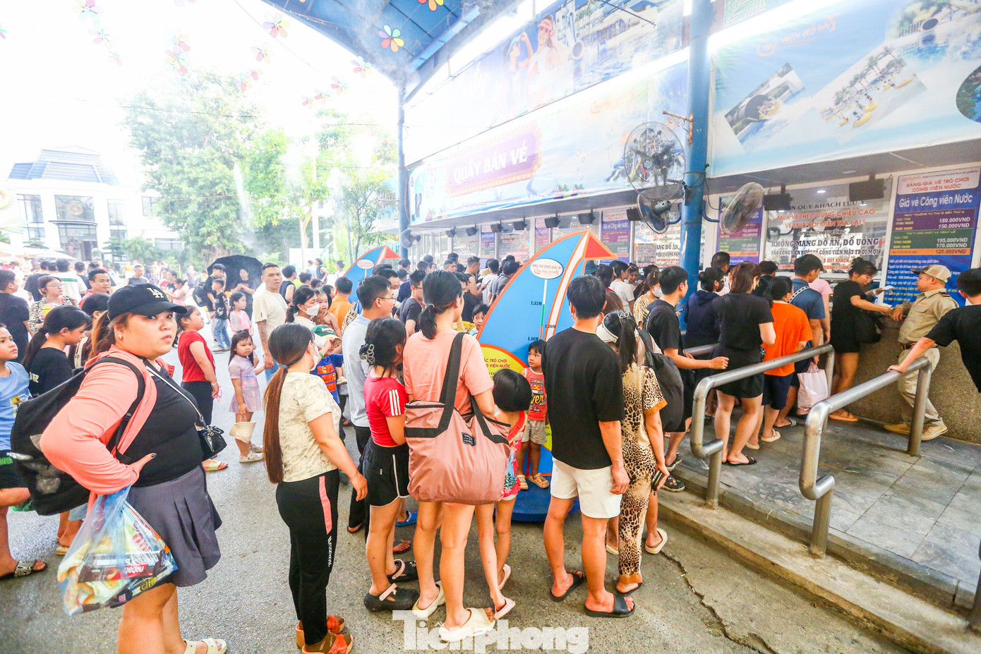 Theo dự báo thời tiết, nhiệt độ tại Hà Nội lên đến 39 độ C, nhiều người dân và du khách đã chọn Công viên nước Hồ Tây (quận Tây Hồ) để "giải nhiệt" trong những ngày nghỉ lễ của kỳ nghỉ lễ 30/4 - 1/5 này.