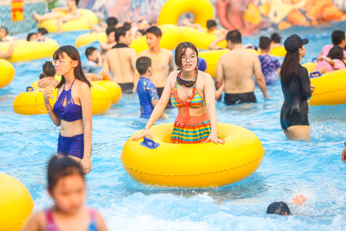 Người dân, du khách đến với công viên nước đủ mọi lứa tuổi, thường đi theo gia đình, hoặc đi theo nhóm bạn bè.