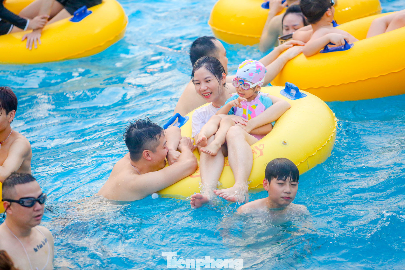 Công viên nước là địa điểm được nhiều người dân yêu thích tìm tới khi nhiệt độ ở ngưỡng cao.