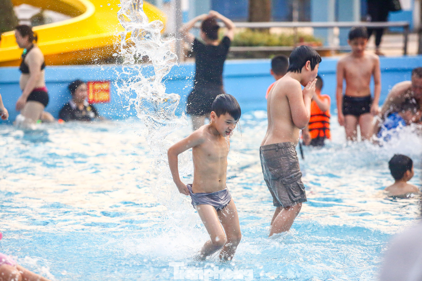 Nhiều trẻ em được phụ huynh đưa đến công viên nước giải nhiệt trong kỳ nghỉ lễ 30/4-1/5 khi nhiệt độ lên đến 39 độ C.