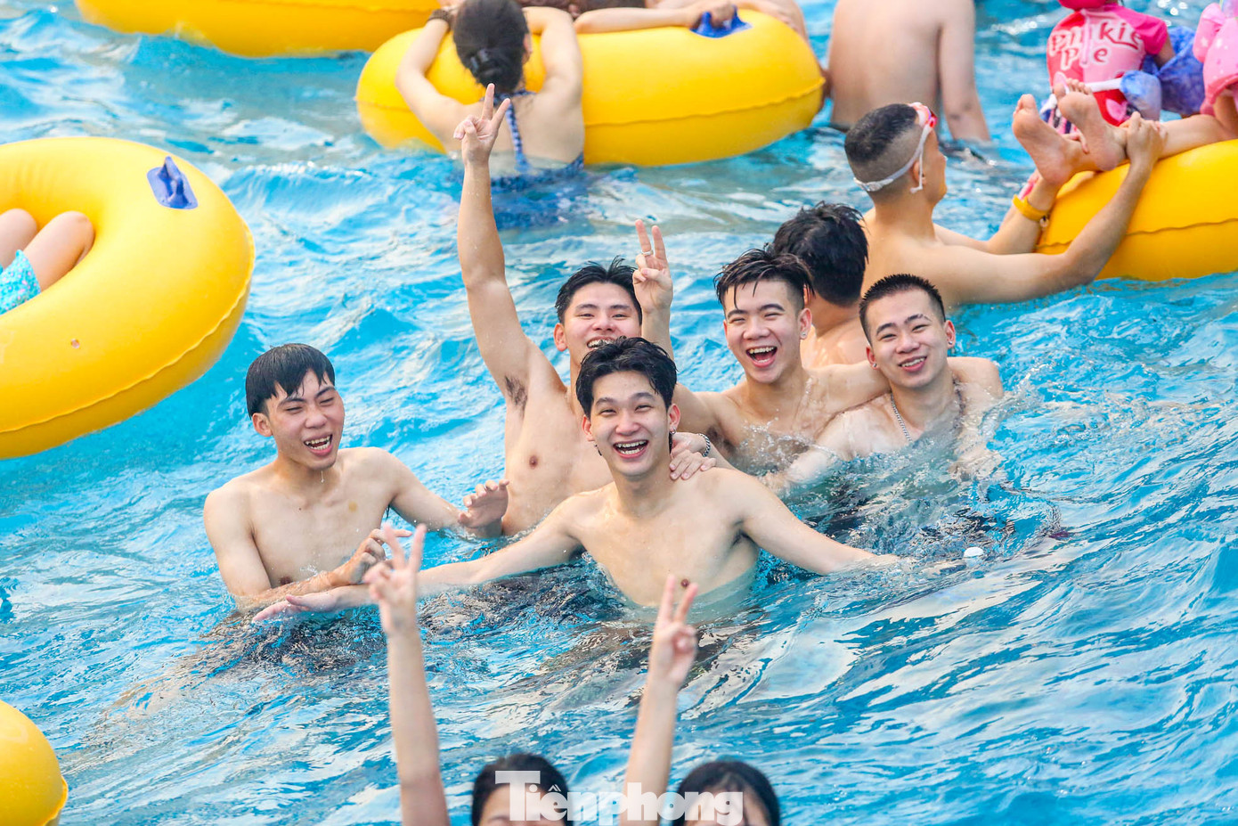 Lượng người quá đông, nhiều người cảm thấy "ngột ngạt".