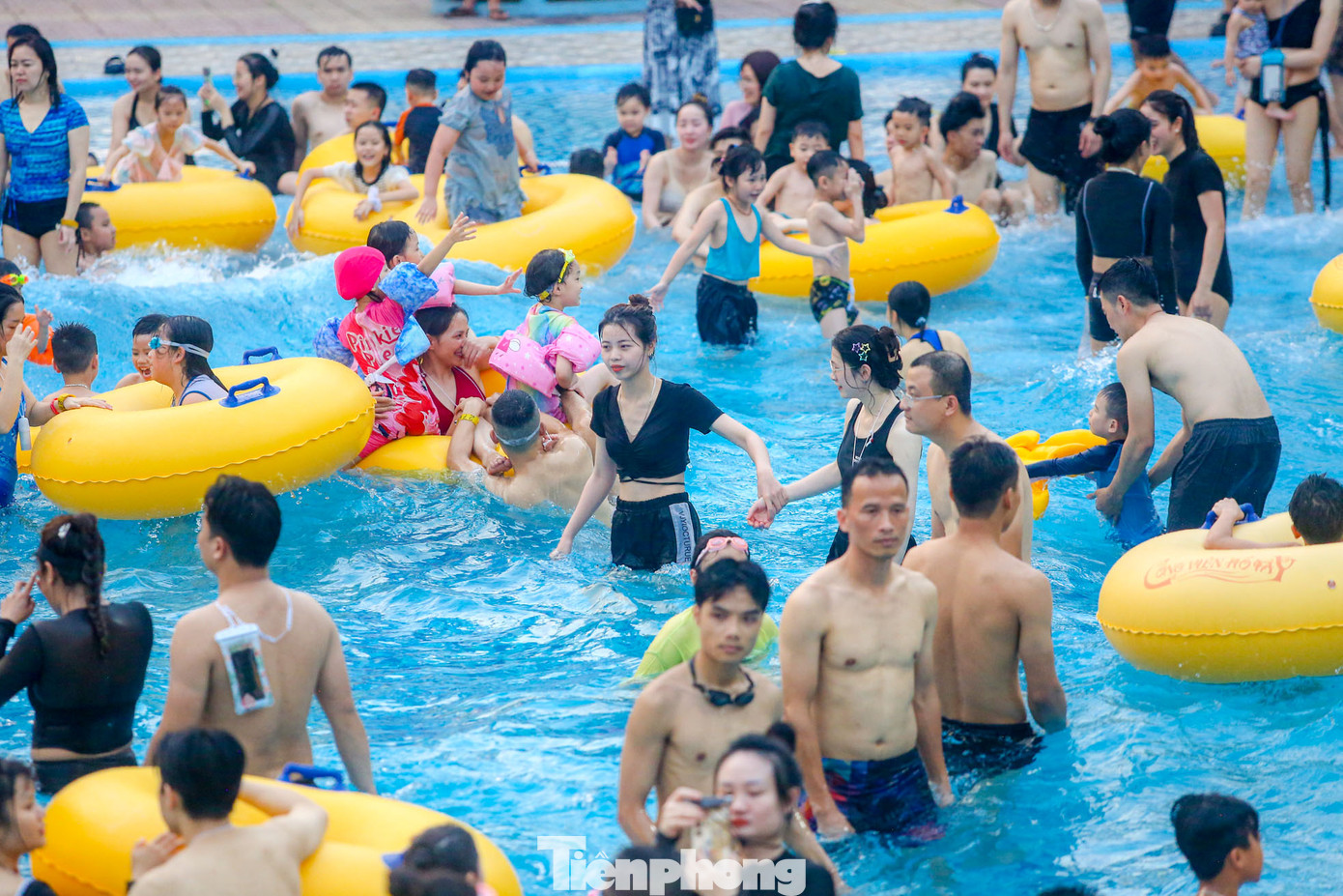 Khu vực bể tạo sóng ken đặc người.