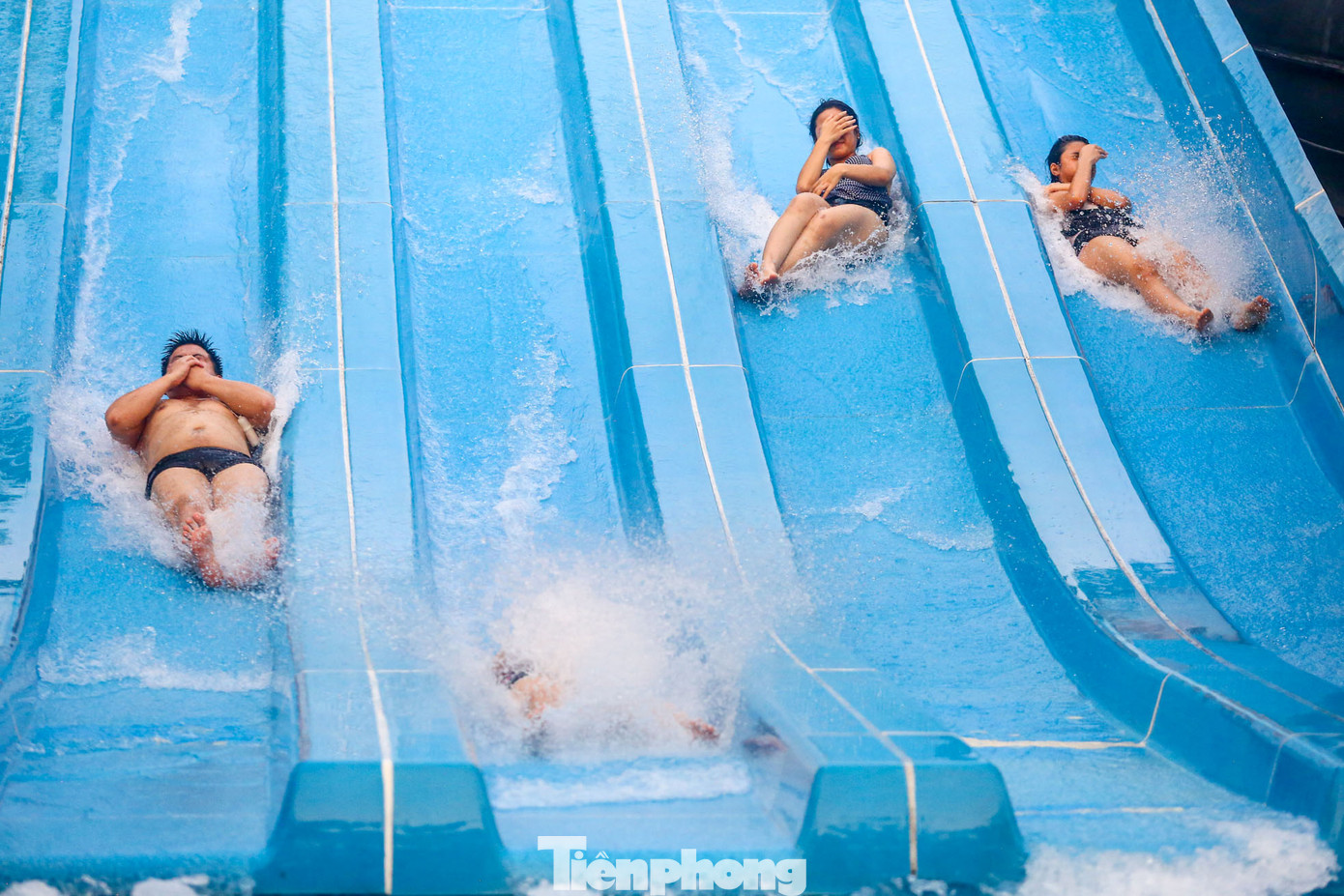 Nhiều bạn trẻ không ngại chơi những trò cảm giác mạnh tại đây.