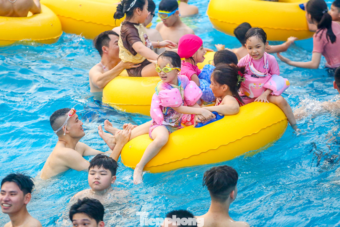 Lượng người quá đông, nhiều người cảm thấy "ngột ngạt".