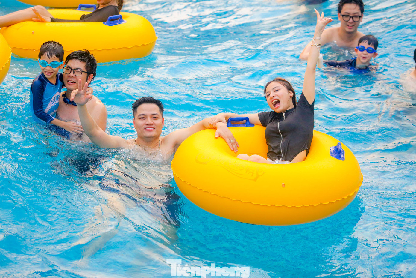 Nắng nóng xuyên suốt kỳ nghỉ lễ, người dân tìm đến công viên nước, bể bơi để "giải nhiệt". Ảnh: Duy Phạm Nắng nóng xuyên suốt kỳ nghỉ lễ, người dân tìm đến công viên nước, bể bơi để "giải nhiệt". Ảnh: Duy Phạm