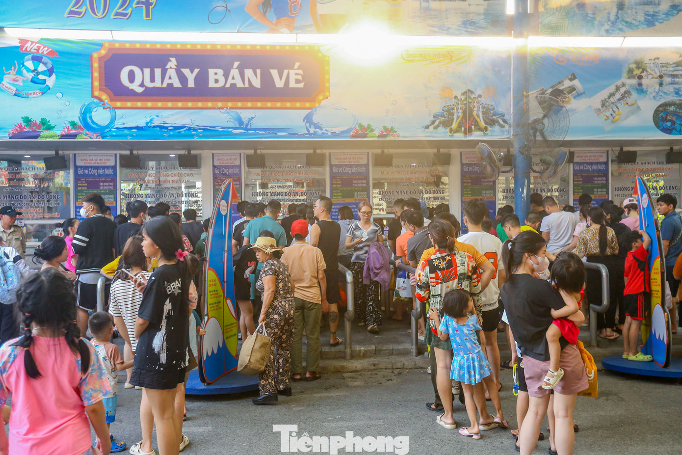 Khu vực bán vé đông nghẹt người, đặc biệt vào lúc 17h chiều, khi giá vé chỉ còn một nửa. Tuy nhiên phải xếp hàng mất 15-20 phút mới đến lượt.