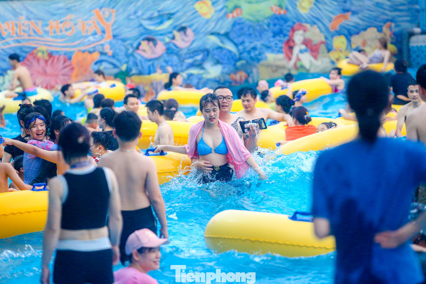 Công viên nước là địa điểm được nhiều người dân yêu thích tìm tới khi nhiệt độ ở ngưỡng cao.