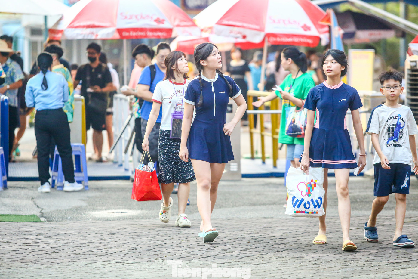 Đại diện Công viên nước Hồ Tây cho biết, trong dịp nghỉ lễ 30/4 -1/5 này, đơn vị dự kiến đón hơn một vạn lượt khách mỗi ngày.