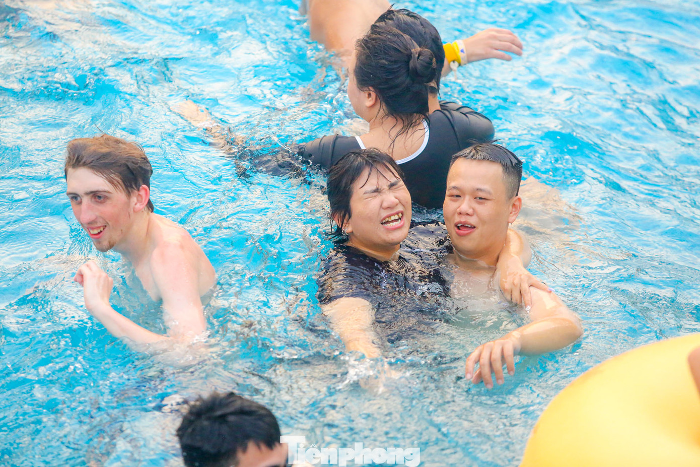 Khu vực bể tạo sóng mang đến cảm giác mạnh như ở biển.