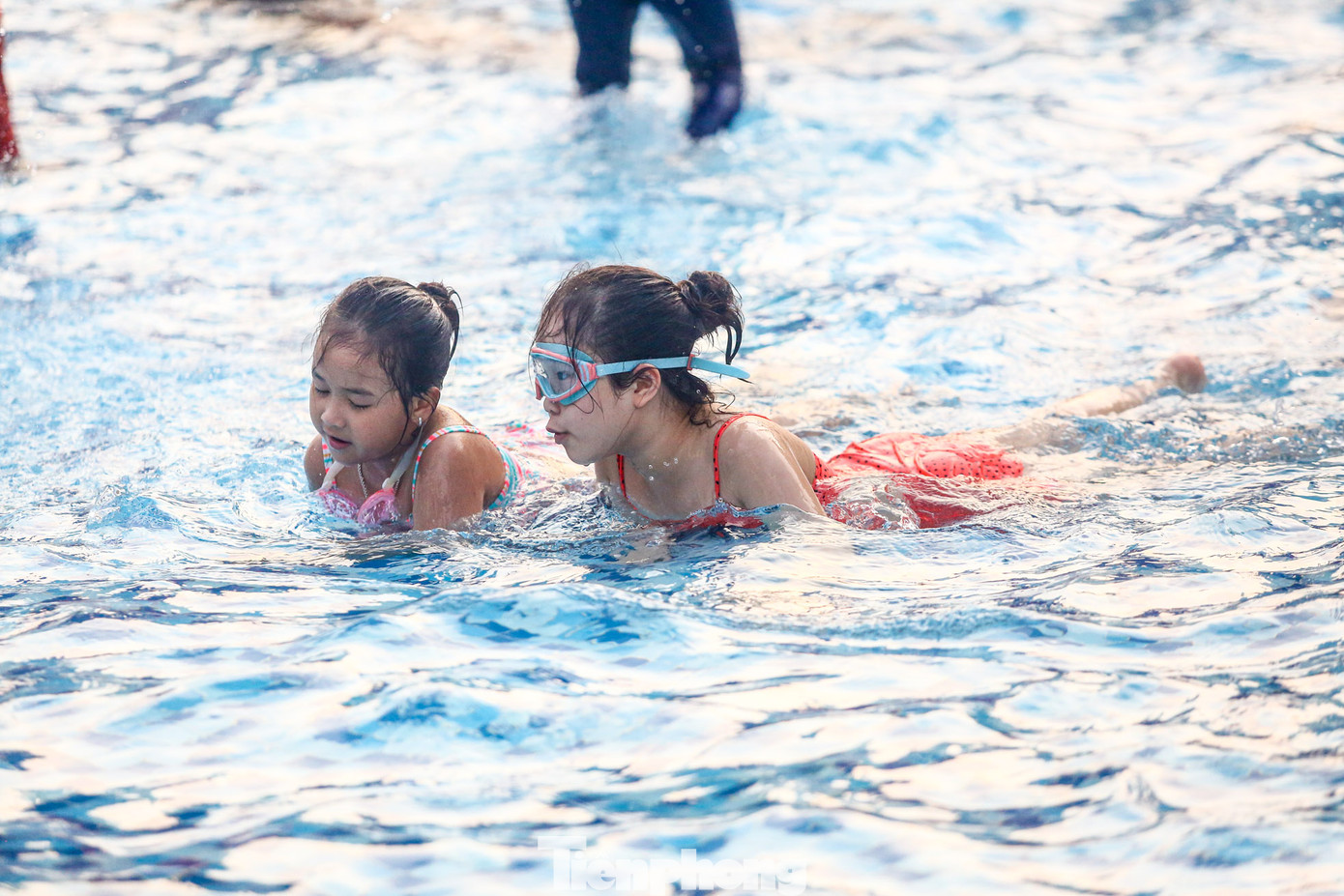 Nhiều trẻ em được phụ huynh đưa đến công viên nước giải nhiệt trong kỳ nghỉ lễ 30/4-1/5 khi nhiệt độ lên đến 39 độ C.