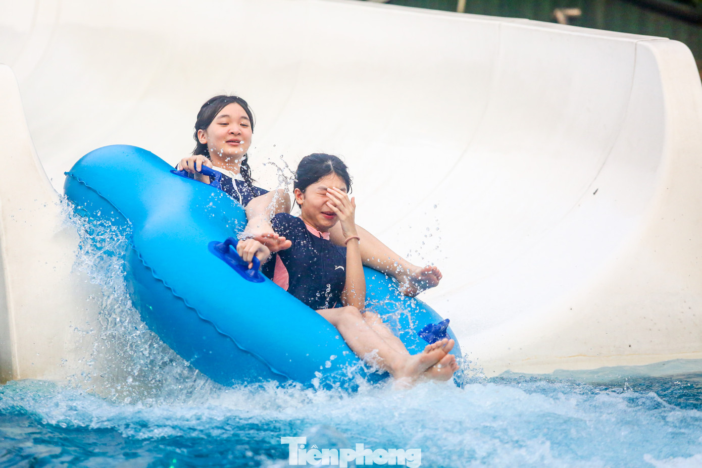 Khu vực trượt ống, trượt nước thu hút nhiều bạn trẻ.