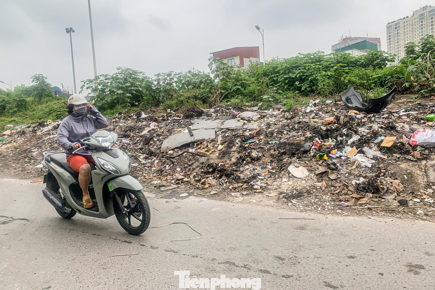"Đoạn đường này không có người sinh sống, người ta tiện thì cứ đổ rác ra đây thôi, hôm nào mưa bốc mùi khó chịu lắm, cũng chẳng thấy ai dọn dẹp", một người dân chia sẻ.