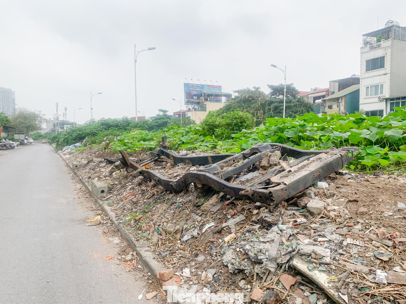 Rác đổ tại triền đê này chủ yếu là rác thải sinh hoạt, phế liệu xây dựng
