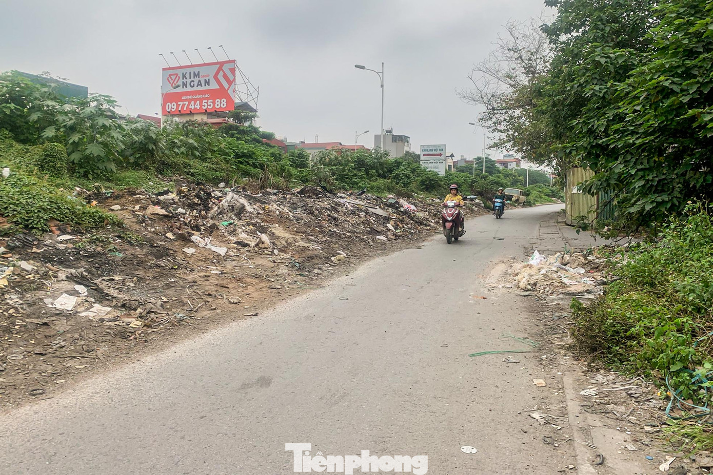 Bên cạnh đó, một số đoạn trở thành nơi đổ rác, tập kết phế liệu gây mùi hôi thối khó chịu.