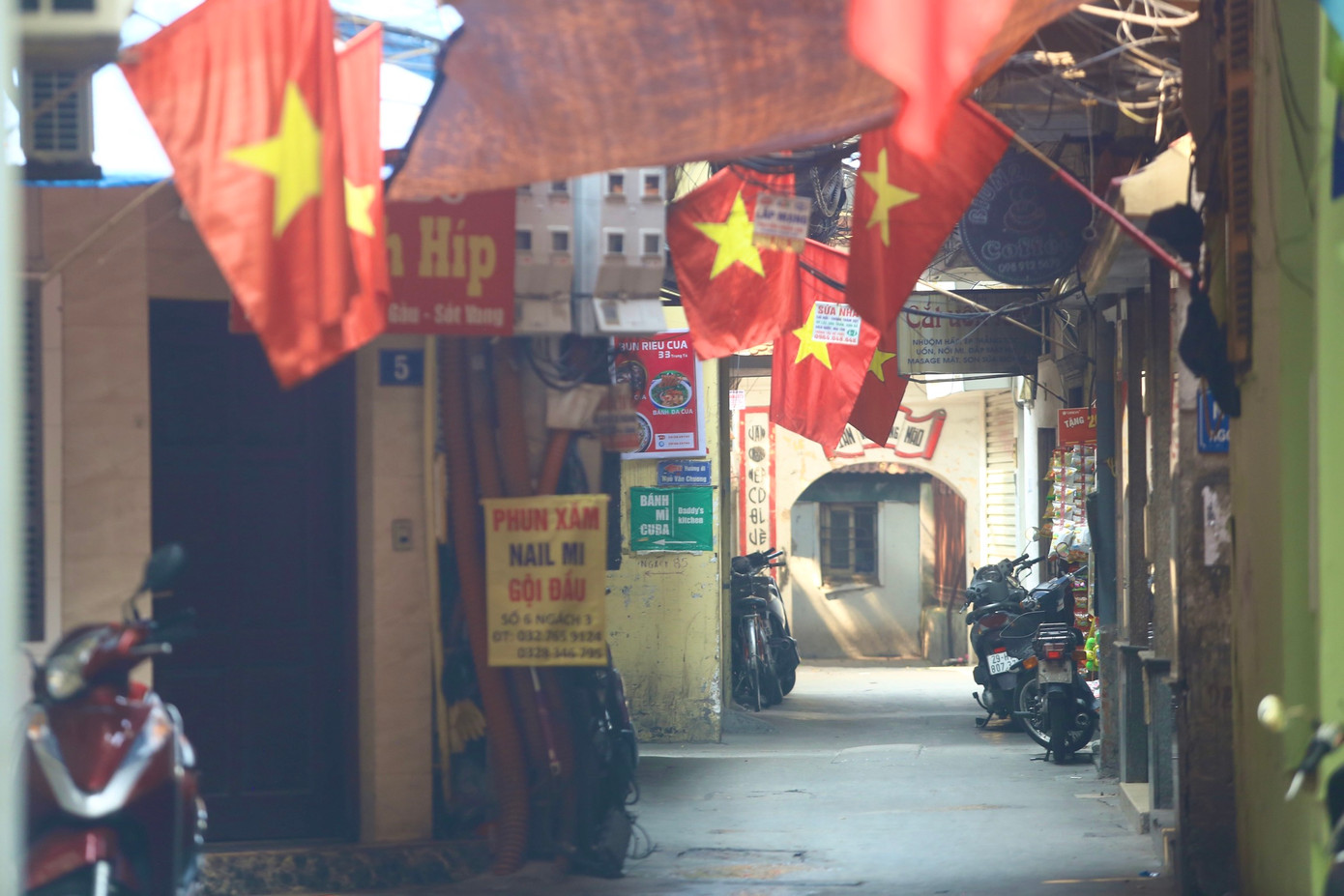 Hàng cờ rực rỡ sáng ngày 30/4.