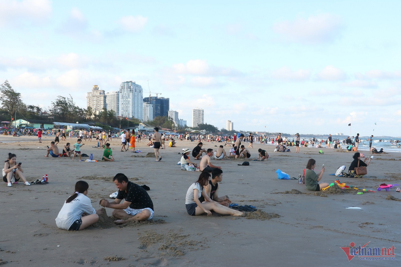 Bờ biển sạch sẽ, nhiều người lựa chọn ngồi ngắm biển, trò chuyện. Ảnh: Q.H