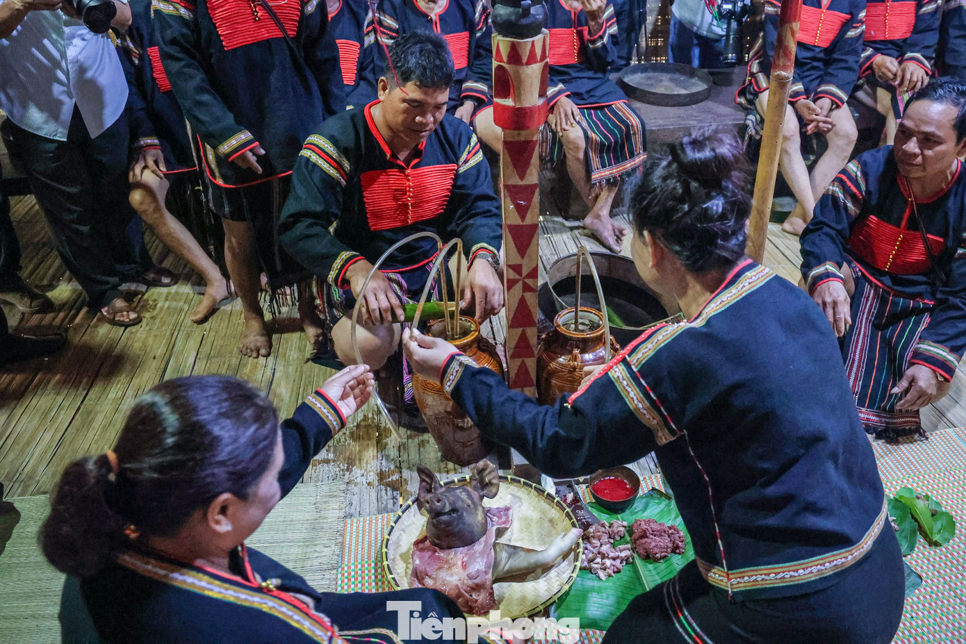 Từ nay chàng trai và cô gái đã chính thức trở thành vợ chồng, thịt heo đã ăn, rượu cúng đã uống.Theo tục lệ, nếu trong hôm nay, ngày mai có người nào trong buôn, ngoài buôn gây chuyện thì phải đền hết tất cả chi phí lễ vật rước rể hôm nay. Già làng thay mặt cho hai họ và đôi vợ chồng trẻ bày tỏ lòng cảm ơn và báo cho mọi người biết việc cưới xin đã xong xuôi tốt đẹp. Mọi người cùng ăn cơm và uống rượu chúc mừng hạnh phúc của đôi vợ chồng trẻ.