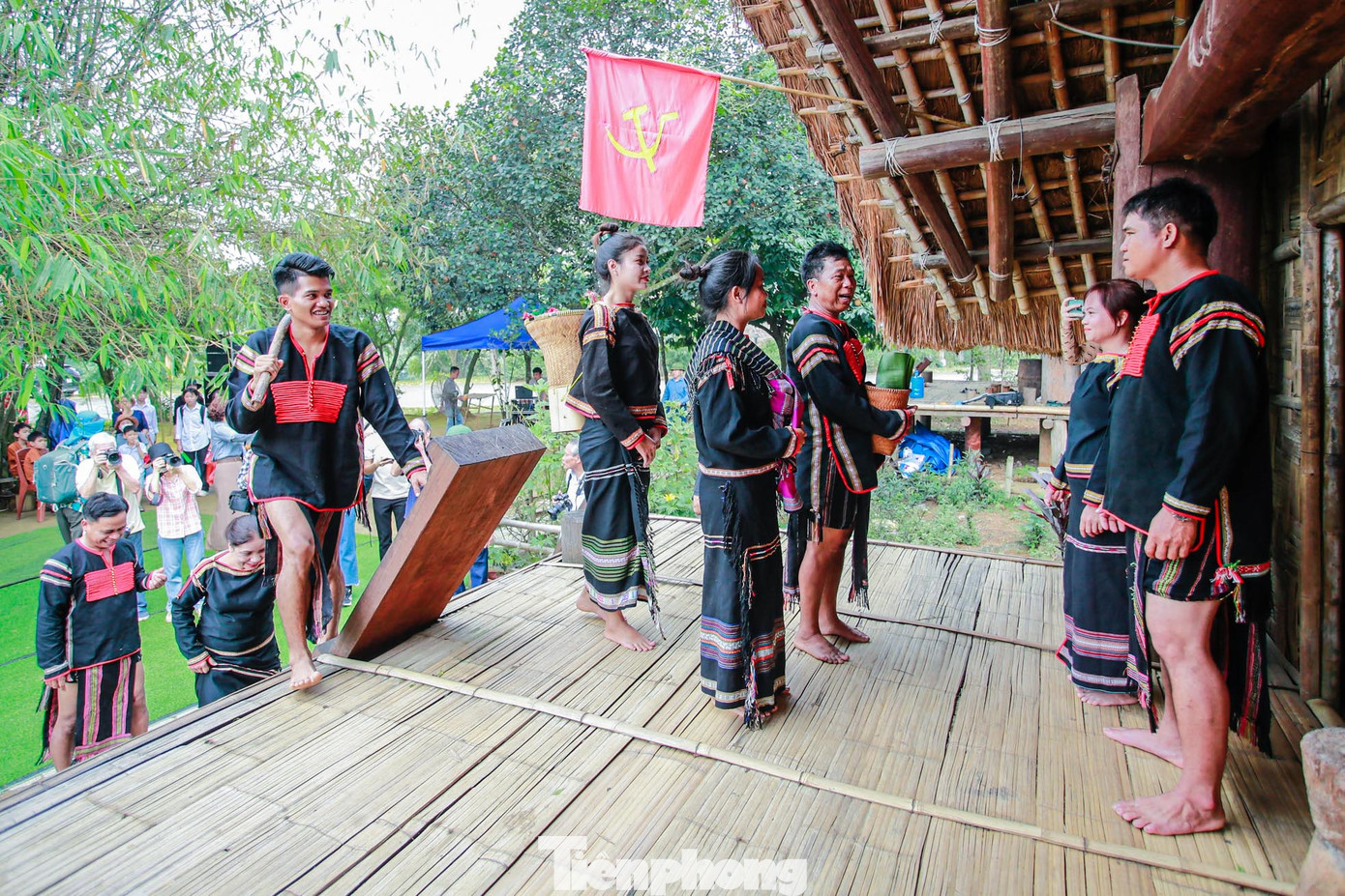 Theo phong tục của người Ê Đê, thông thường sau mùa rẫy, ngày rộng tháng dài, lúa gạo đầy kho, lại ủ được nhiều rượu ché, nhà đã chuẩn bị con bò, con heo, con gà.... những cô gái Ê Đê đi tìm những chàng trai, sau khi tìm được chàng trai ưng cái bụng của mình thì những cô gái thưa với bố, mẹ để được đi hỏi chồng, khi được đôi bên đồng ý cô gái Ê Đê sẽ về nhà chồng để ở dâu từ 01 đến 03 năm (tùy vào sự thỏa thuận của 2 bên gia đình). Nhà trai được thách cưới và nhà gái sẽ lo mọi chi phí cưới, hỏi mới được làm lễ rước rể về nhà.