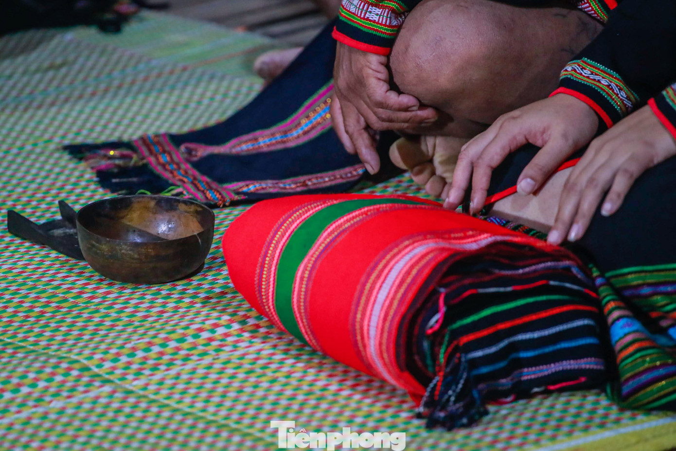 Ông Cậu (Dăm dei) thay mặt nhà gái nói chuyện với gia đình nhà trai, nhắc lại các khoản thách cưới, món nào đã đưa đủ, món nào còn thiếu, hôm nay nhà gái sẽ trả đầy đủ. Ông Cậu (Dăm dei) đại diện bố mẹ nhà gái xin phép họ nhà trai để rước rể về nhà vợ theo đúng phong tục truyền thống của dân tộc mình.