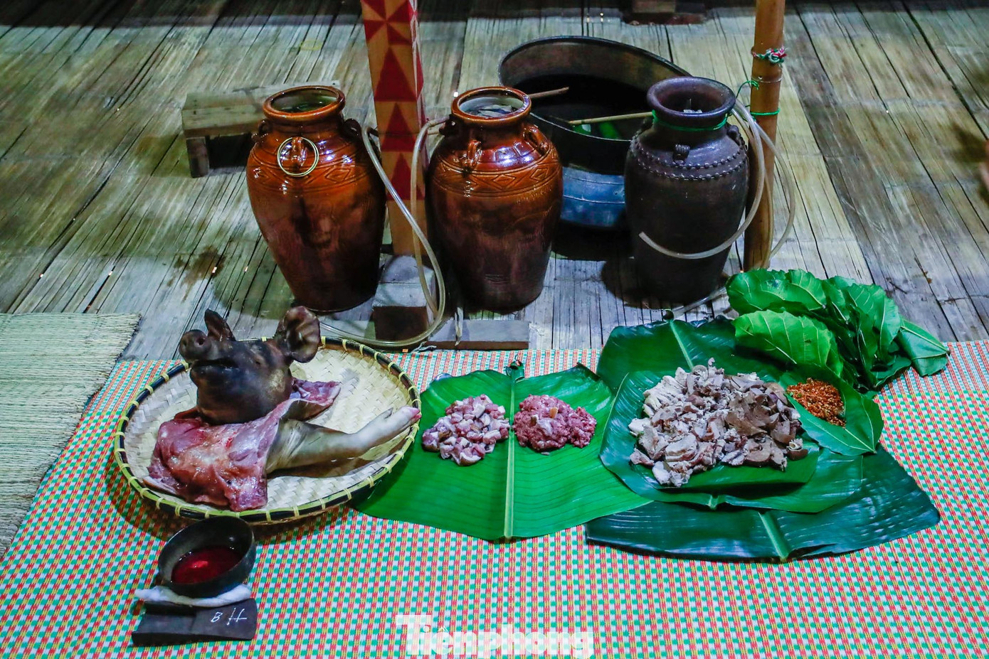 Công tác chuẩn bị lễ vật gồm 01 con heo, chuẩn bị 03 ché rượu cần cùng các lễ vật khác: chén đồng, thịt heo, 01 con gà; xôi, vòng đeo tay bằng đồng 13 cái, chăn thổ cẩm 03 cái, chiếu 05 cái…