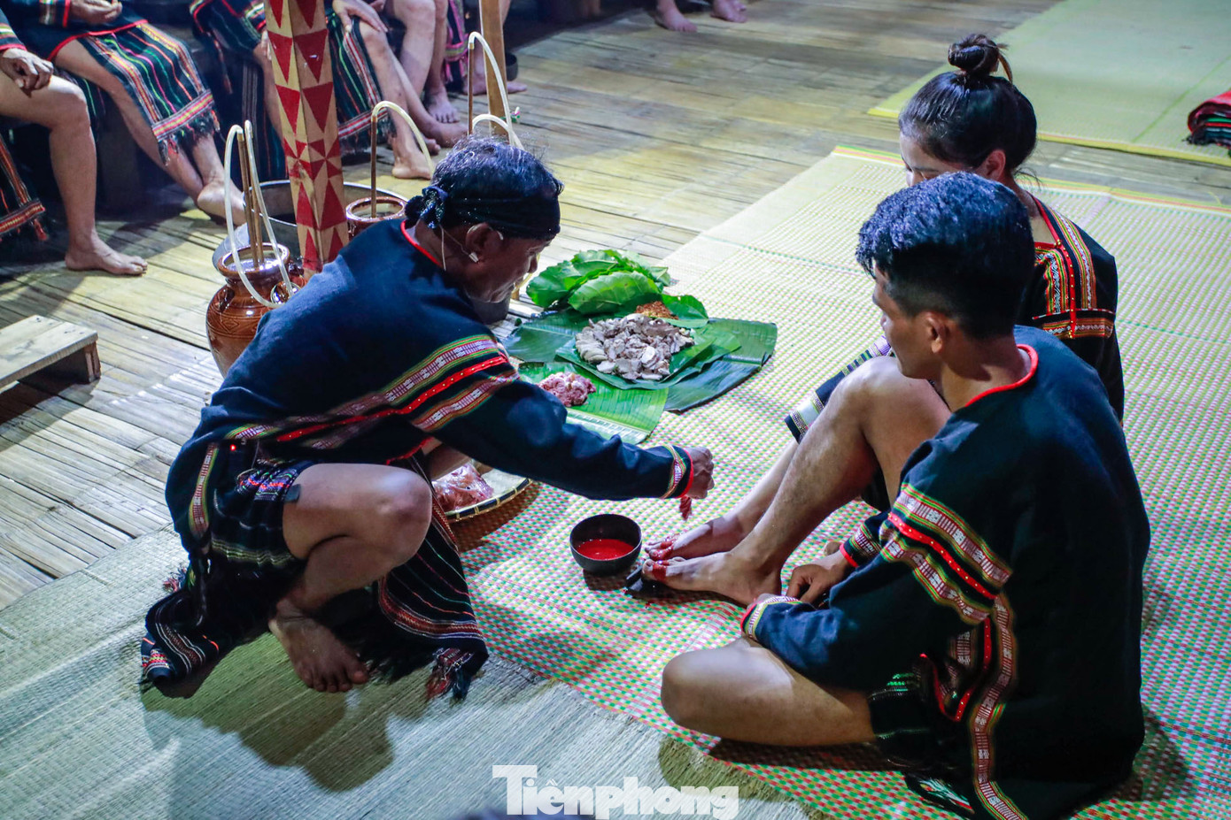 Già làng lấy bông gòn nhúng vào tô đồng đã hòa máu của con vật hiến sinh, quét lên chân của đôi vợ chồng ba lần. Như vậy, cuộc hôn nhân xem như đã có sự chứng giám và chúc phúc của thần linh.