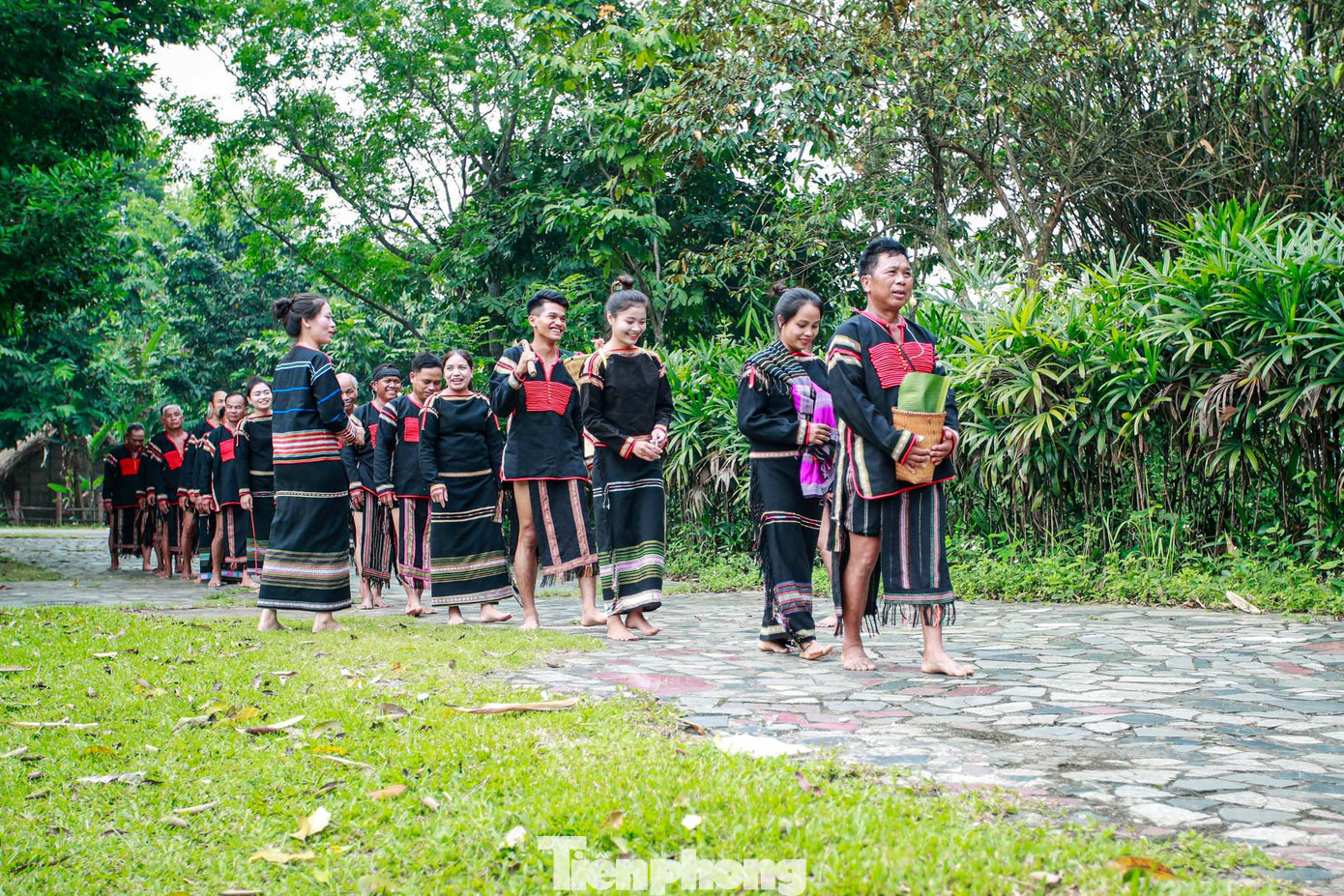 Trong đời sống cộng đồng của Người đồng bào Ê Đê tỉnh Đắk Lắk gắn với tâm linh và lễ hội, trong các chuỗi lễ hội, có 2 chuỗi Lễ hội chính là: Lễ hội theo vòng nông nghiệp đi theo các hoạt động từ khi đi tìm đất khai hoang đất đến khi thu hoạch và Lễ hội đi theo vòng đời của con người từ khi sinh ra đến khi về với tổ tiên. Lễ hội đi theo vòng đời từ khi con người sinh ra đến lúc về với tổ tiên, gồm có: Lễ thổi tai (vừa sinh ra đời); lễ đặt tên; lễ đầy tháng, lễ đầy năm; lễ trưởng thành; lễ cúng sức khỏe, lễ hỏi; lễ cưới; lễ cúng nhà mới; lễ rước Kpan; lễ kết nghĩa anh em; lễ tang; lễ bỏ mã…