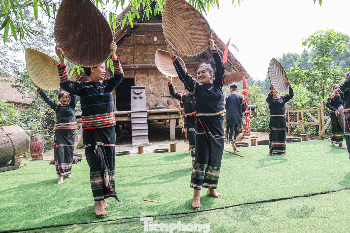 Các tiết mục văn nghệ đặc sắc, truyền thống của người dân Ê Đê được tái hiện tại Làng Văn hóa - Du lịch các dân tộc Việt Nam (Đồng Mô, Sơn Tây, Hà Nội).