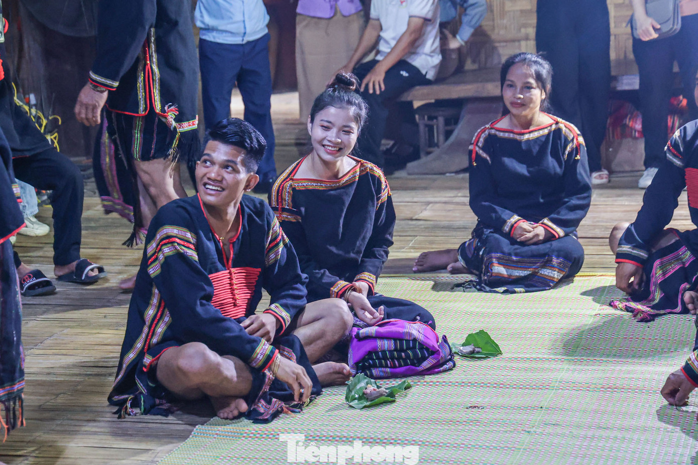 Đôi vợ chồng cầm mỗi người một cần rượu(già làng làm động tác trao cồng cho đôi trai gái) chiếc vòng đồng được đeo vào tay đôi vợ chồng trẻ với ý tuyên bố với họ hàng 2 bên và dân làng, đôi trái gái đã chính thức gọi nhau là vợ là chồng, phải thương yêu nhau không được đổi thay, cùng nhau siêng năng làm rẫy, nuôi dưỡng con cái, sống thủy chung.