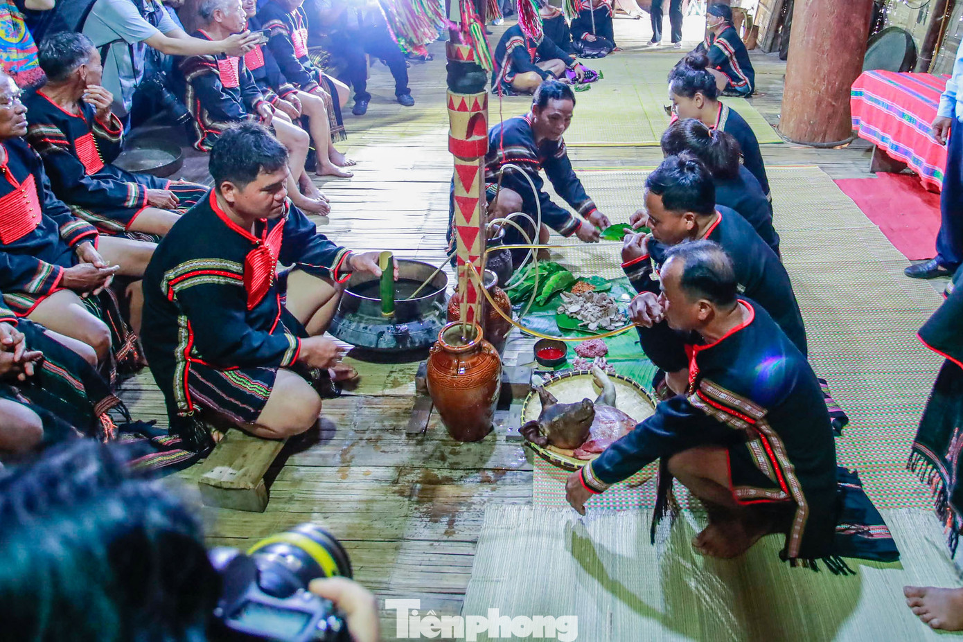 Sự chung vui bên những ché rượu cần của hai bên họ nhà trai, nhà gái và bữa cơm đầu tiên cùng gia đình nhà gái của đôi vợ chồng mới cưới.