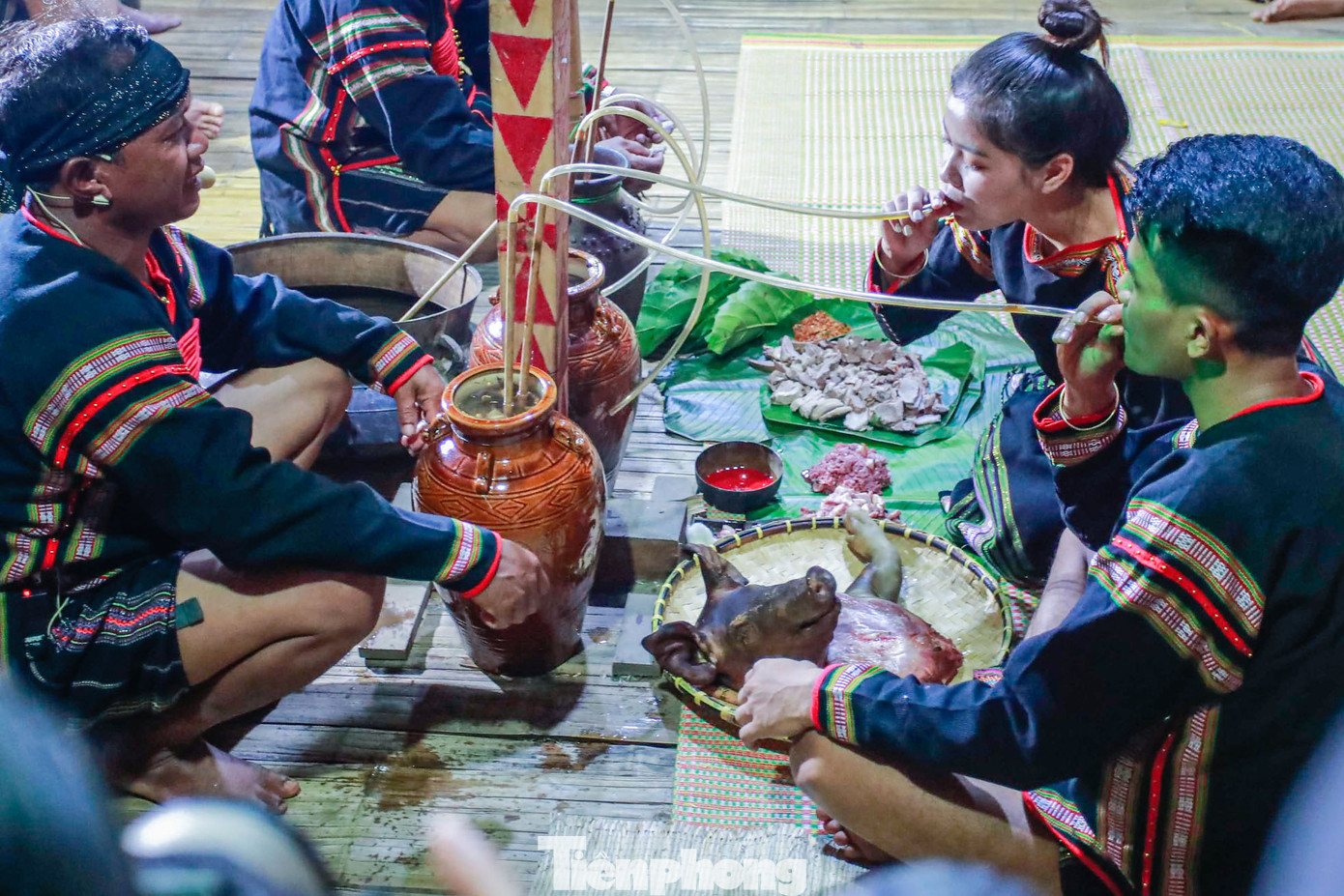 Ông Cậu (Dăm dei) đại diện nhà gái mời ông bà, cha mẹ, họ hàng hai bên và khách quý cùng nhau uống rượu, ăn cơm để chúc mừng hạnh phúc đôi vợ chồng trẻ. Đôi vợ chồng sẽ cùng nhau ăn bữa cơm đầu tiên tại nhà vợ.