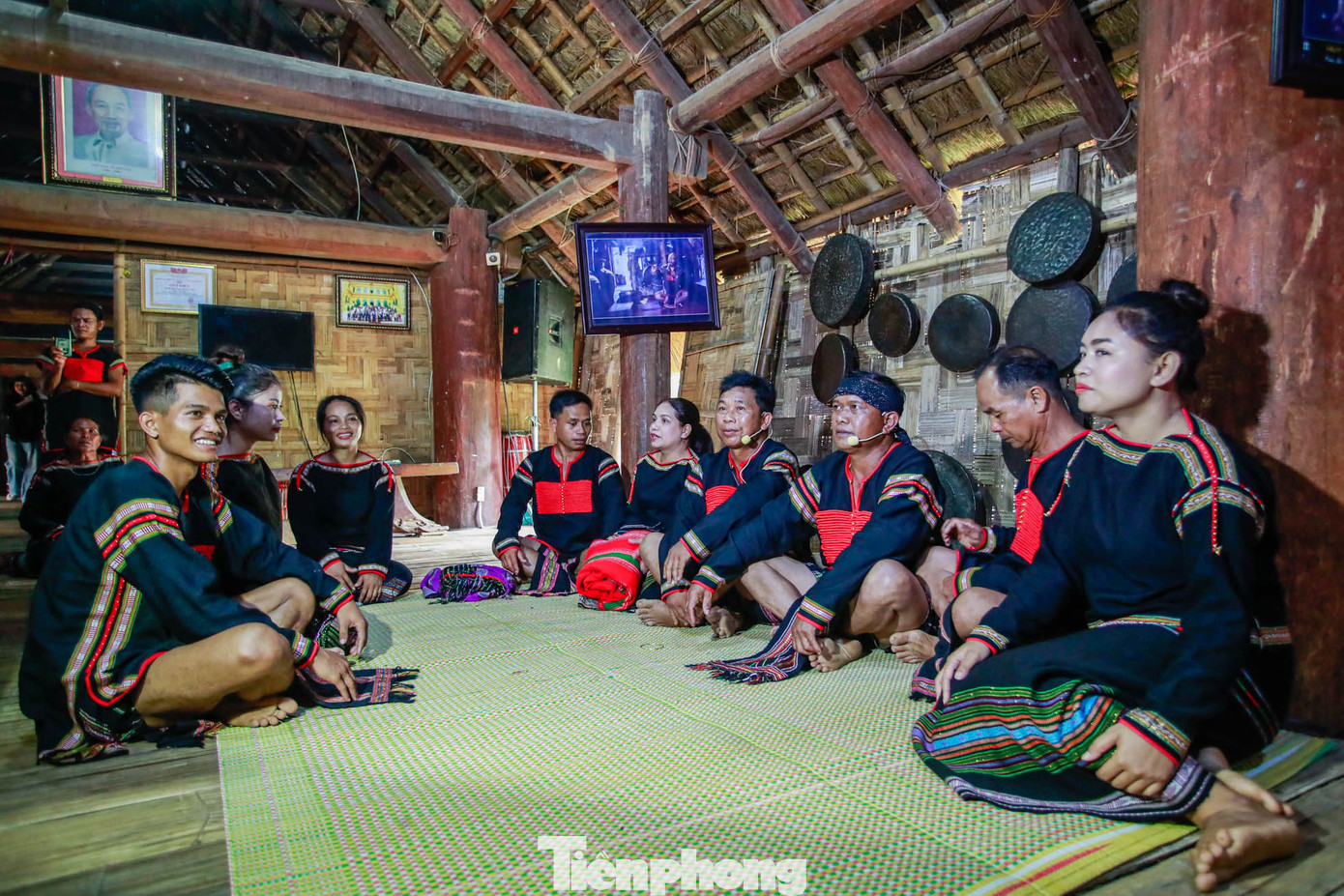 Đoàn rước rể từ nhà trai trên đường di chuyển về nhà gái. Trên đường, Đoàn rước rể thường bị các tốp thanh niên (bạn bè, anh chị em nhà gái) trêu chọc, chặn lại. Đoàn rước rể muốn vượt qua những chướng ngại cản trở đó, chú rể phải trao cho họ một chiếc vòng đồng. Người Ê Đê quan niệm rằng: Trên đường đi gặp nhiều thử thách, cản trở thì cuộc hôn nhân sẽ vượt qua được nhiều khó khăn, từ đó cuộc sống ngày càng bền vững, hạnh phúc hơn, làm ăn giàu sang hơn. Chiếc vòng đồng được coi như là lời cam kết thủy chung.