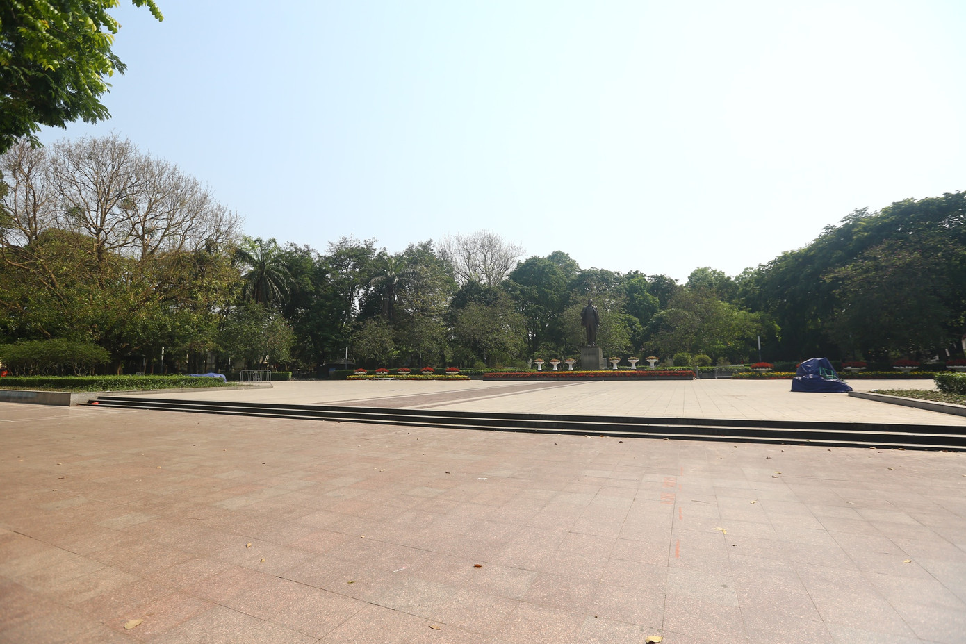 Tương tự tại khu vực công viên Lê-nin vắng khách từ sáng đến chiều. Nhiệt độ cao khiến nơi đây trở nên vắng hoe.