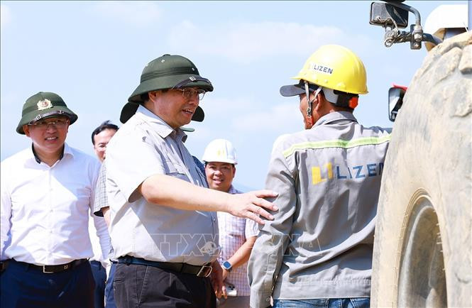 Thủ tướng Phạm Minh Chính thăm hỏi, động viên công nhân thi công Dự án cao tốc Vân Phong - Nha Trang. Thủ tướng Phạm Minh Chính thăm hỏi, động viên công nhân thi công Dự án cao tốc Vân Phong - Nha Trang.