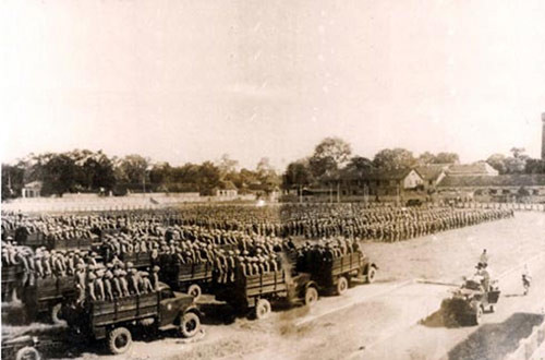 Lễ chào cờ lịch sử trên sân khấu Cột cờ chiều ngày 10-10-1954