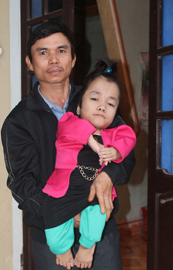 Bố là người luôn song hành cùng Hòa đến trường