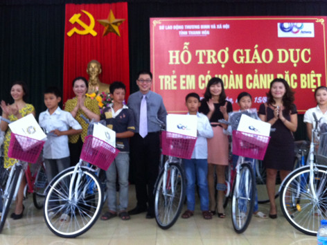 Đại diện Amway Việt Nam và lãnh đạo tỉnh Thanh Hóa trao học bổng cho học sinh. Ảnh: Hoàng Lam. Đại diện Amway Việt Nam và lãnh đạo tỉnh Thanh Hóa trao học bổng cho học sinh. Ảnh: Hoàng Lam