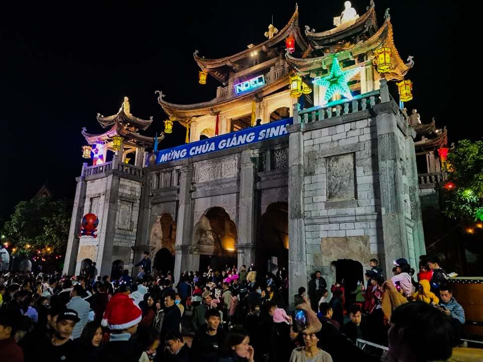 Sửng sốt với dòng người đổ về đón Noel ở nhà thờ Phát Diệm ảnh 6