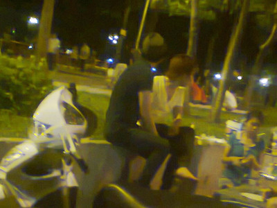 Hai đối tượng đồng tính sẵn sàng bán dâm với giá 300-500 nghìn đồng/lượt tại Công viên Gia Định, quận Phú Nhuận, TPHCM. Ảnh: L.N