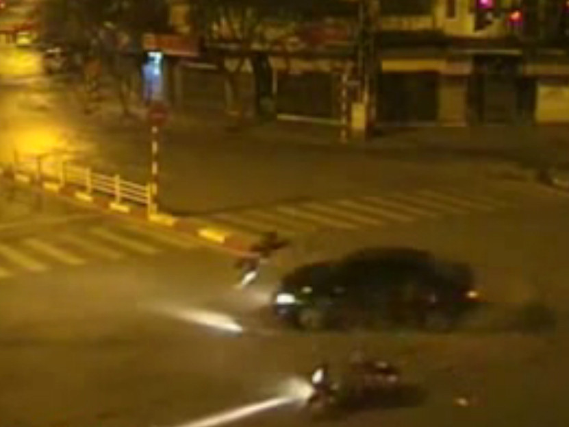 Vụ tai nạn rạng sáng 13-3 đã khiến nạn nhân bị chấn thương sọ não, mất tai phải. Ảnh chụp từ camera giao thông