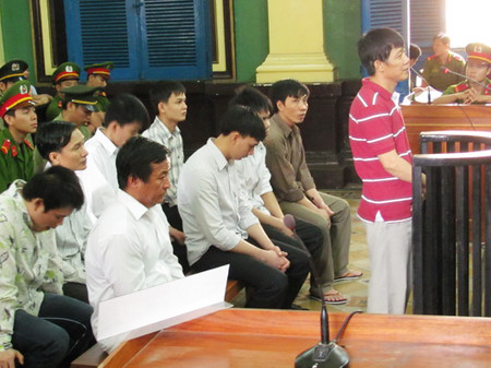 Trái lại Luân "con" mặc chiếc áo màu đỏ rực tỏ ra rất bình thản khi khai nhận về hành vi phạm tội của mình. Ảnh: T.H.V Trái lại Luân