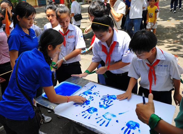 Nhân viên Sam Sung tham gia các trò chơi với các học sinh