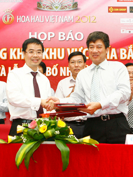 Ký hợp đồng tài trợ Đặc biệt giữa đại diện Cty Tiền Phong với ông Trần Đỗ Thành, đại diện SHB. Ảnh: Hồng Vĩnh. Ký hợp đồng tài trợ Đặc biệt giữa đại diện Cty Tiền Phong với ông Trần Đỗ Thành, đại diện SHB. Ảnh: Hồng Vĩnh