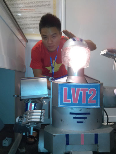 Hoàng Duy Khánh bên chú robot cứu hộ hầm lò - Ảnh: K.Ngọc