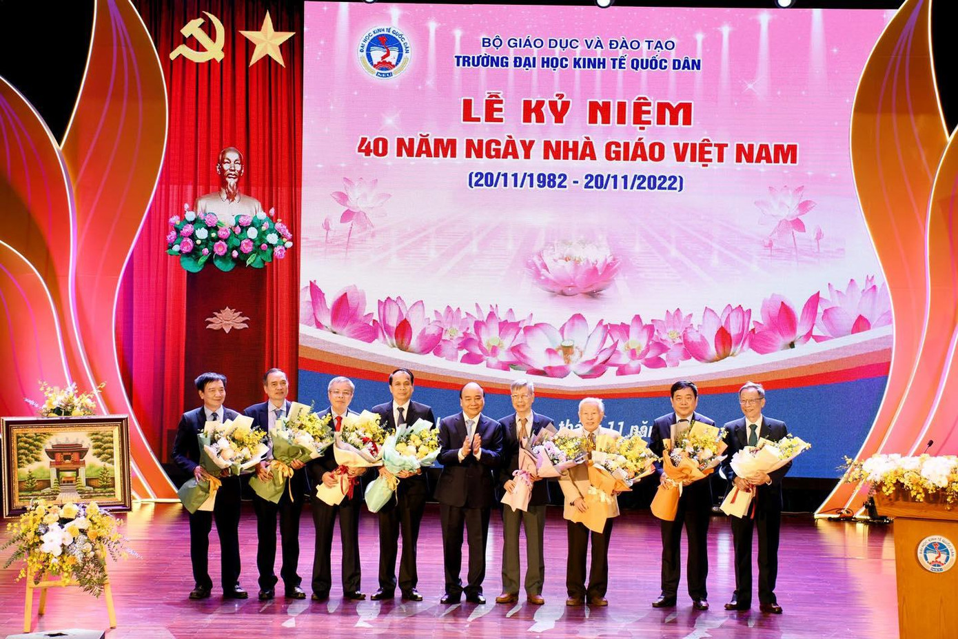 Chủ tịch nước Nguyễn Xuân Phúc tặng hoa chúc mừng 8 Nhà giáo Ưu tú của Trường ĐH Kinh tế Quốc dân nhân dịp 20/11. Chủ tịch nước Nguyễn Xuân Phúc tặng hoa chúc mừng 8 Nhà giáo Ưu tú của Trường ĐH Kinh tế Quốc dân nhân dịp 20/11.