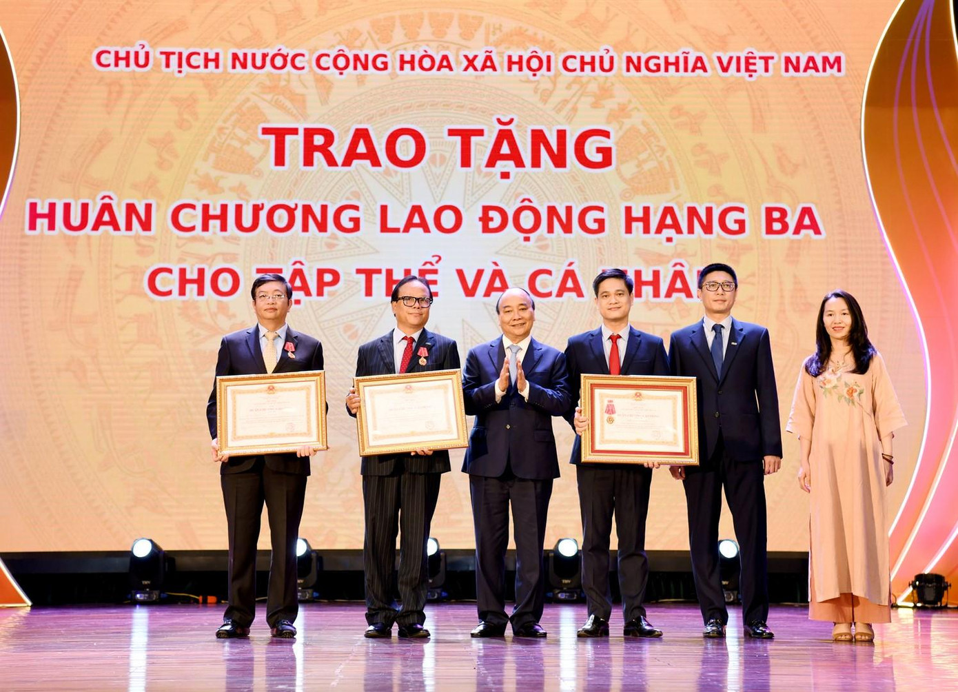 Nhân dịp này, Chủ tịch nước trao tặng Huân chương Lao động hạng Ba cho các tập thể, cá nhân của Nhà trường Nhân dịp này, Chủ tịch nước trao tặng Huân chương Lao động hạng Ba cho các tập thể, cá nhân của Nhà trường