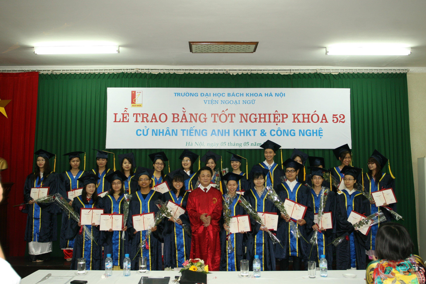 PGS Nguyễn Cảnh Lương (ở giữa, áo đỏ) trong lễ trao bằng tốt nghiệp cho sinh viên PGS Nguyễn Cảnh Lương (ở giữa, áo đỏ) trong lễ trao bằng tốt nghiệp cho sinh viên